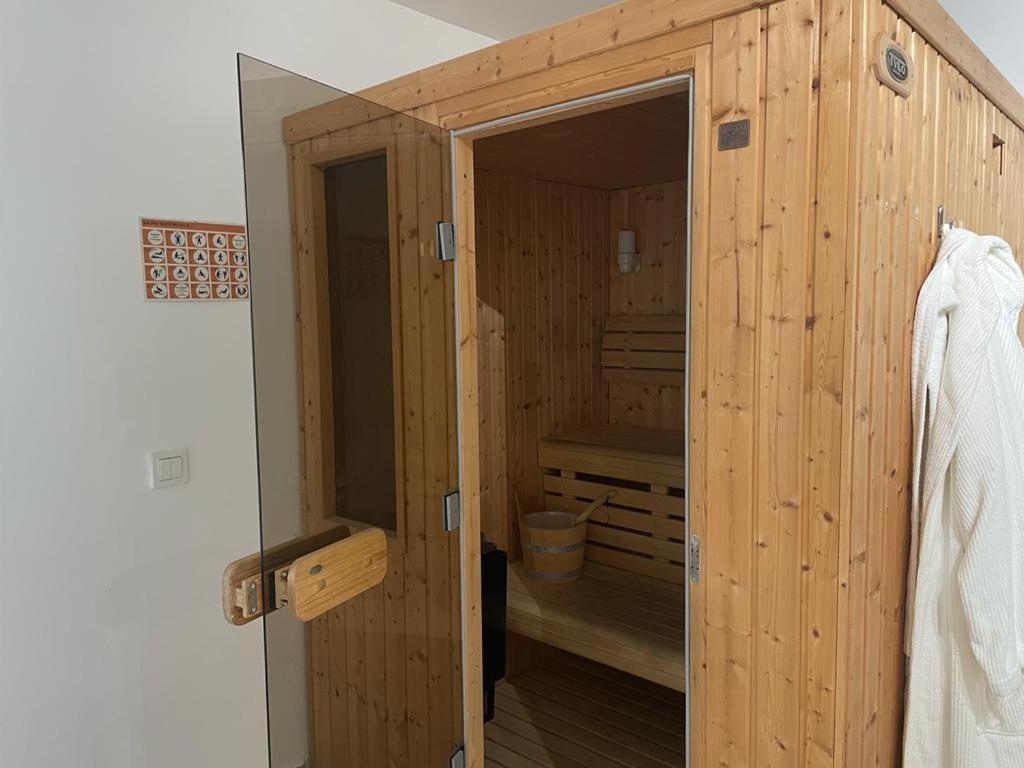 Space In The Villa With Poll Near Golf In Madrid Esterno foto